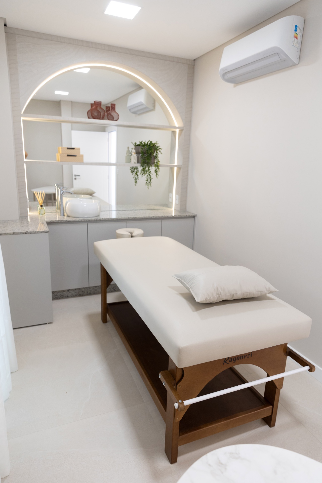 Sala de estética com maca em madeira